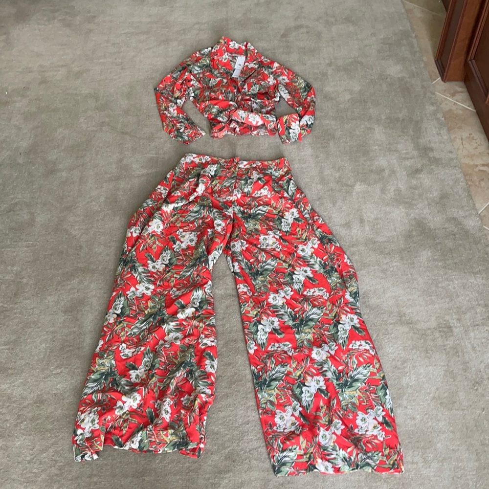 Tropical co ord set. Button down tie top with palazzo pant bottoms.